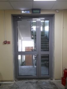 Противопожарная дверь с доводчиком / серия FRM7526